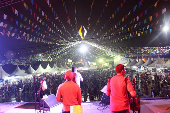 Mesmo com chuva, São João da Tradição faz público dançar e cantar no Pátio do Povo