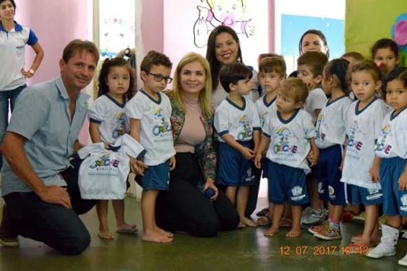 Prefeitura de Queimadas entrega fardamento escolar aos alunos da rede municipal de ensino