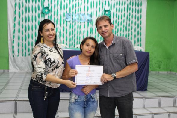 Prefeito de Queimadas entrega mais de 50 certificados a três turmas concluintes de cursos profissionalizantes 