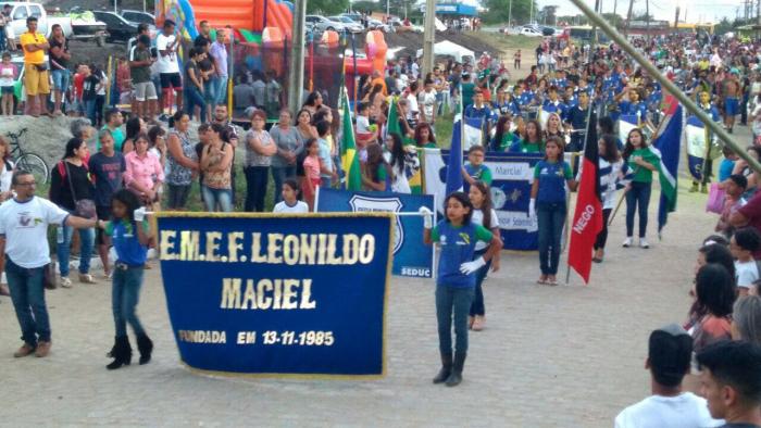 Secretaria de Educação de Queimadas realiza desfile cívico e reúne milhares de pessoas no Ligeiro