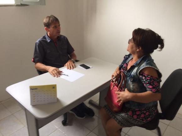 Prefeito Carlinhos de Tião e Sesau atendem à população no 1º dia de funcionamento da Gerência Administrativa no Ligeiro