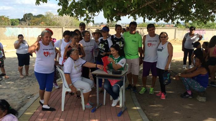 Idosos participam da I caminhada da terceira idade promovida pelo Cras de Queimadas