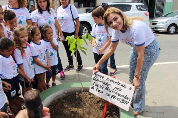 Estudantes da Escola Municipal Manoel Gonçalves de Lima distribui mudas de árvores à população de Queimadas
