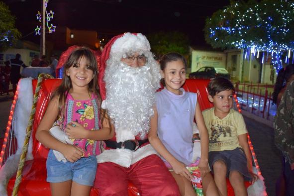 Natal Encantado: Prefeitura de Queimadas distribui três mil brinquedos às crianças da rede pública municipal de ensino