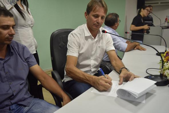 Prefeito de Queimadas assina 2º Pacote de Obras orçado em mais de R$ 3,5 milhões e assegura: “Crise pode até existir, mas com habilidade superamos”