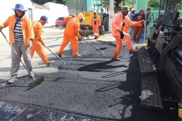 MOBILIDADE URBANA: Prefeitura investe em mais obras de pavimentação asfáltica em várias ruas de Queimadas