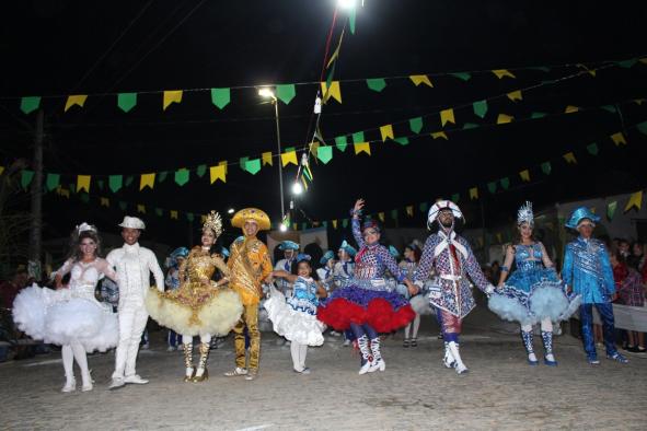 Tradicional quadrilha junina de Queimadas brilha no São João e conquista prêmios durante apresentações