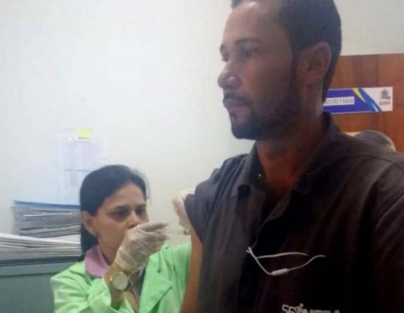 Prefeitura e Sesst de Queimadas realizam ações de prevenção e imunizam servidores municipais