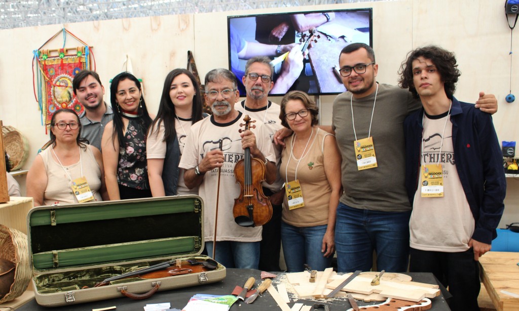 Violino produzido na Luthieria Tataguassu coloca Queimadas em evidência na Feira Internacional de Negócios Criativos