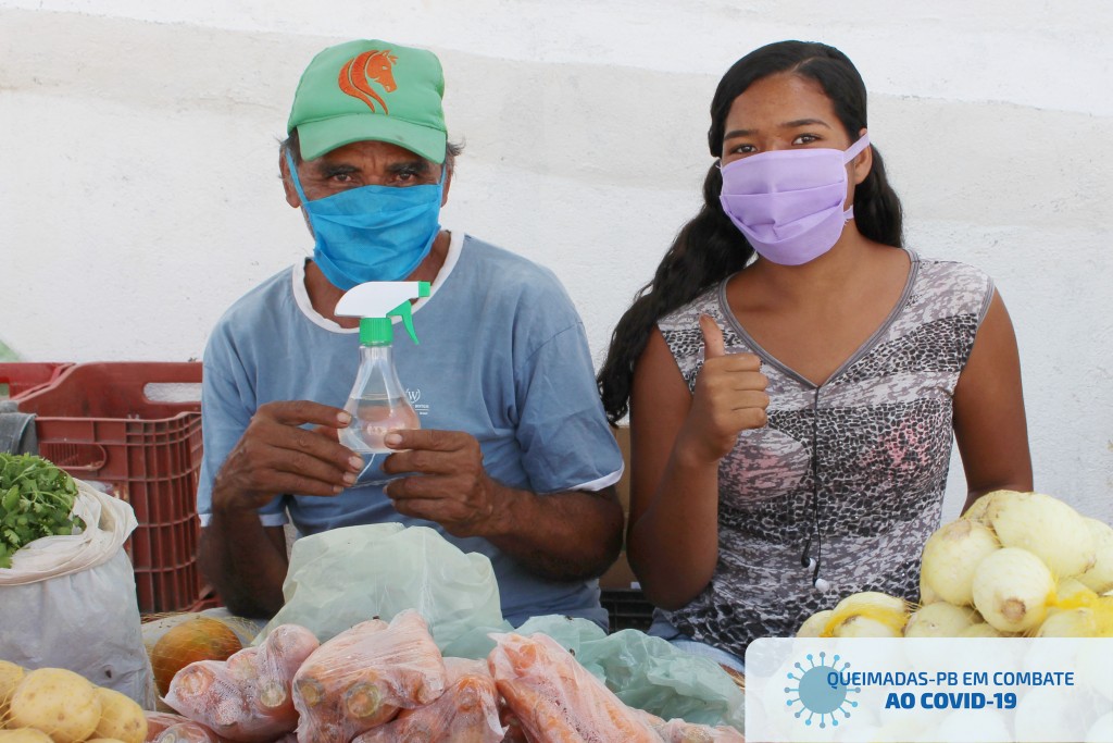 Prefeitura distribui itens de higienização e de proteção individual para feirantes