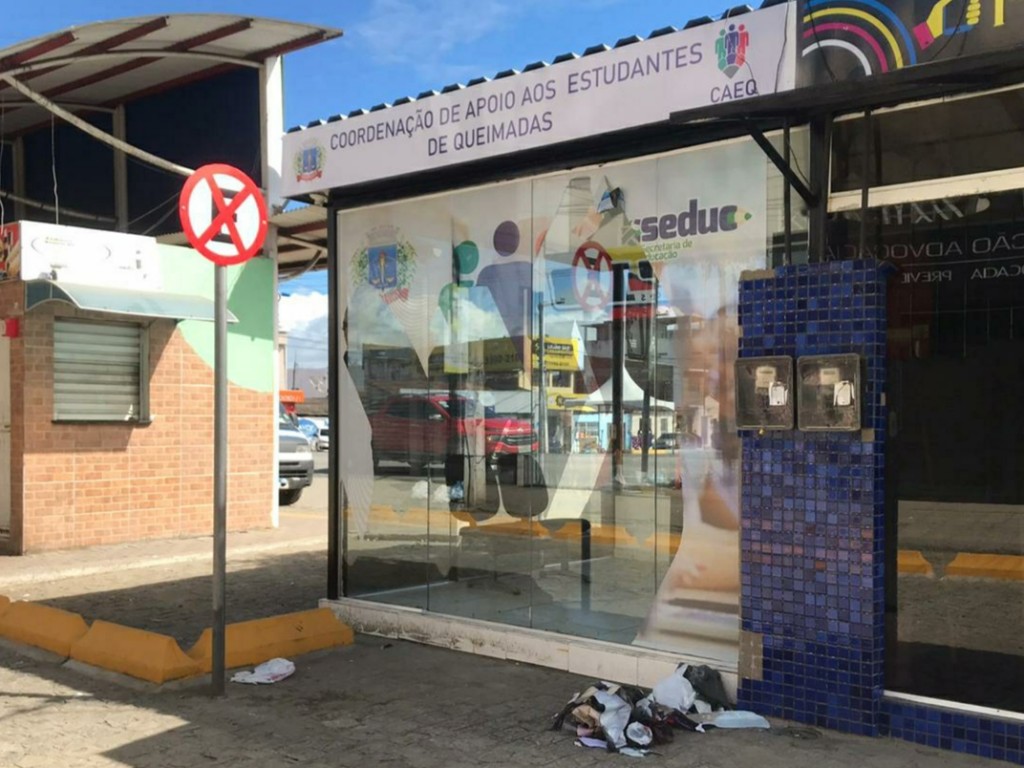 Prefeitura de Queimadas repudia ato de vandalismo contra sede do CAEQ