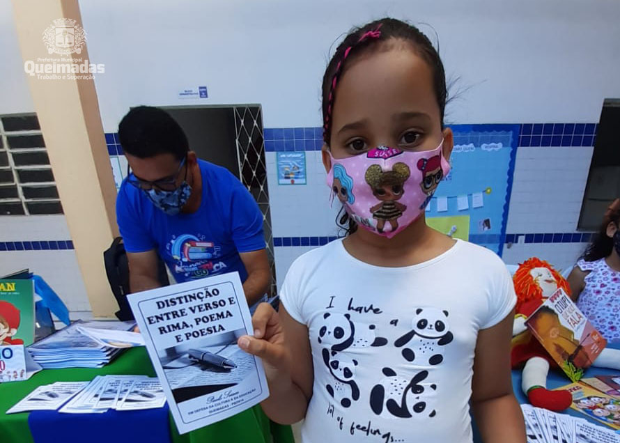 SECULT promove ação de distribuição de cordéis nas escolas municipais