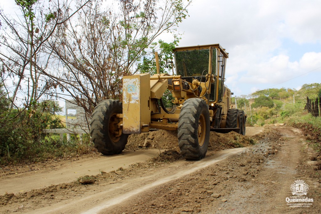 Prefeitura de Queimadas trabalha no melhoramento de estradas na Zona Rural