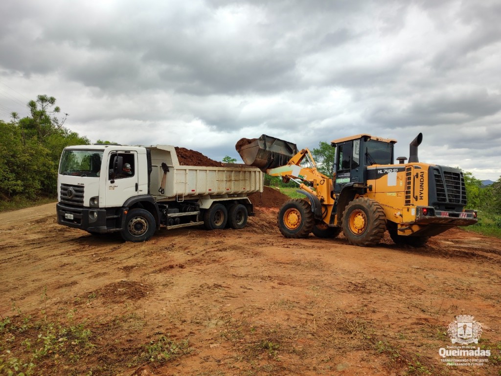 Prefeitura de Queimadas trabalha na recuperação de estradas interditadas pelas chuvas