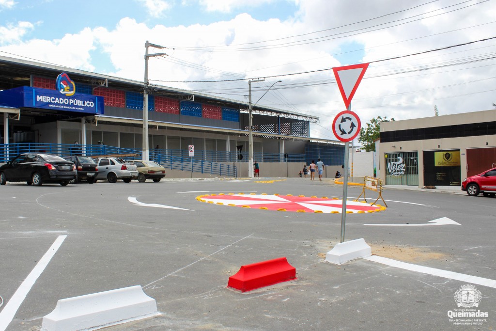 STTRANS realiza a ordenação do trânsito com implantação de rotatória no entorno do novo Mercado Público de Queimadas