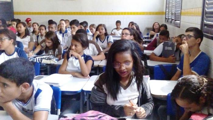 PSE de Queimadas realiza palestras sobre o ciclo do Aedes aegypti para estudantes da Escola Estadual José Tavares