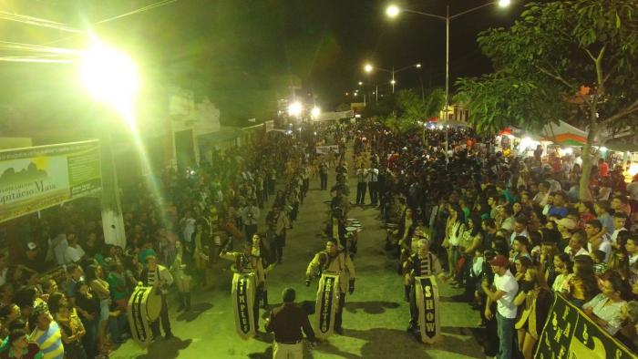 Desfile em Queimadas resgata história do município e atrai milhares de pessoas 