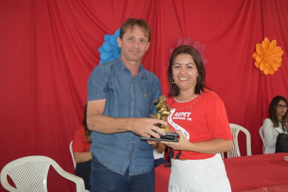 Prefeito de Queimadas recebe comenda Defensor da Criança e do Adolescente durante realização do I Fórum Municipal Contra o Trabalho Infantil