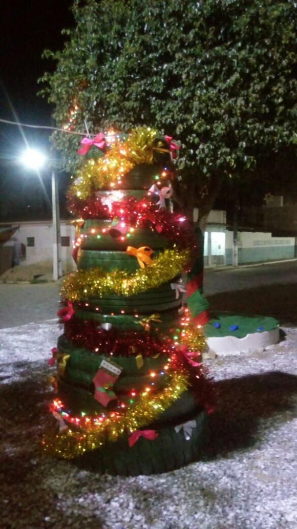 Alunos do SCFV transformam material reciclável em enfeites de Natal e ornamentam Centro de Queimadas