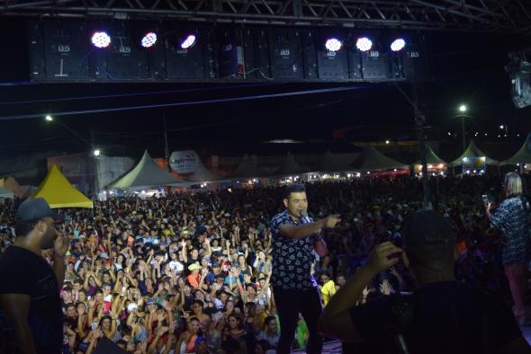 Multidão lota Pátio do Povo na abertura da Festa de Reis em Queimadas