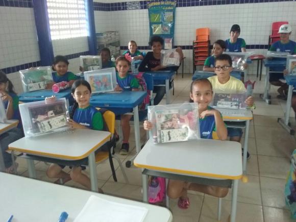 Secretaria de Educação de Queimadas entrega kits escolares na volta às aulas