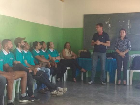 Secretaria de Desenvolvimento Social entrega fardamentos a servidores e prefeito pede mais empenho no atendimento à população queimadense