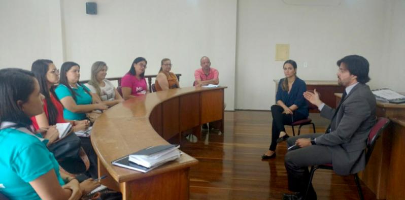 Secretaria de Desenvolvimento Social se reúne com juiz da Comarca de Queimadas para discutir o fortalecimento da rede de atendimento à criança e ao adolescente