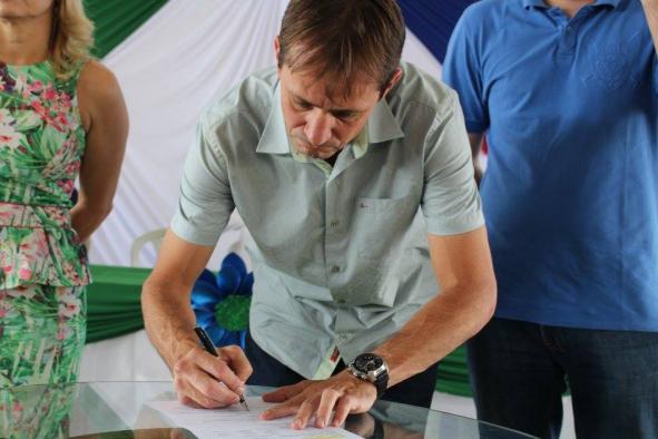 Mesmo com crise financeira, prefeito de Queimadas assina ordem de serviço e entrega 2º Pacote de Obras para a população nesta quinta-feira