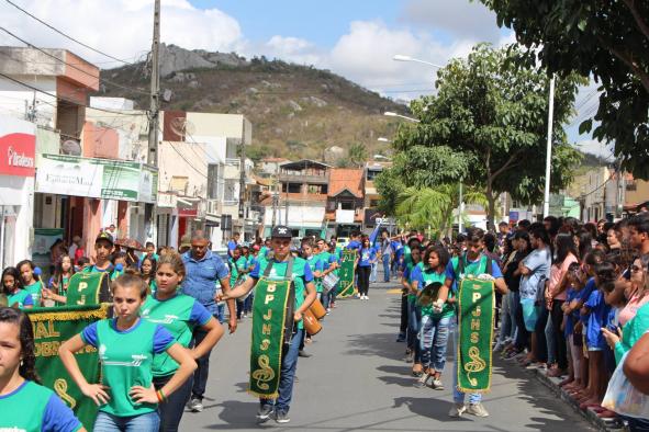 Desfile Cívico de Queimadas traz novidades e apresenta o tema: “Nossas Mãos Construindo Queimadas. Nosso Povo é Amigo das Letras” 