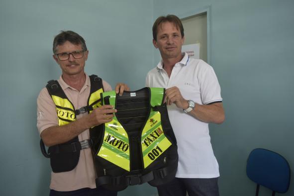 PMQ e STTrans entregam coletes a mototaxistas regularizados e oferece mais segurança à população de Queimadas