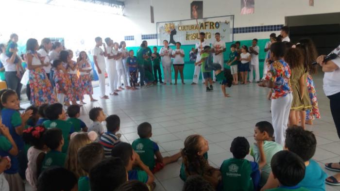 Estudantes da Escola Municipal Tertuliano Maciel realizam apresentações culturais em alusão ao Dia da Consciência Negra