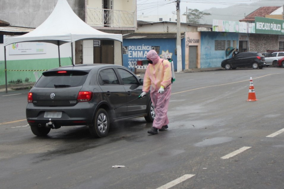 Barreiras sanitárias monitoram o fluxo de veículos na área urbana de Queimadas-PB