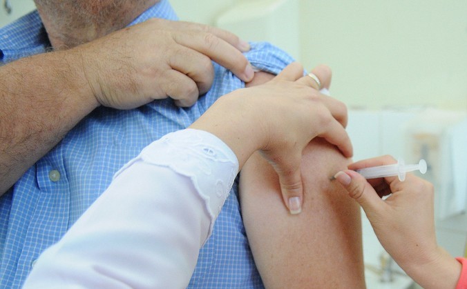 SECRETARIA DE SAÚDE INICIA VACINAÇÃO DOS IDOSOS COM IDADE ENTRE 85 E 89 ANOS