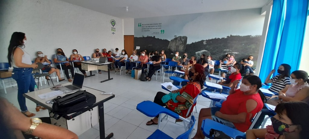 Oficina sobre artesanato e empreendedorismo feminino reúne cerca de 40 mulheres queimadenses