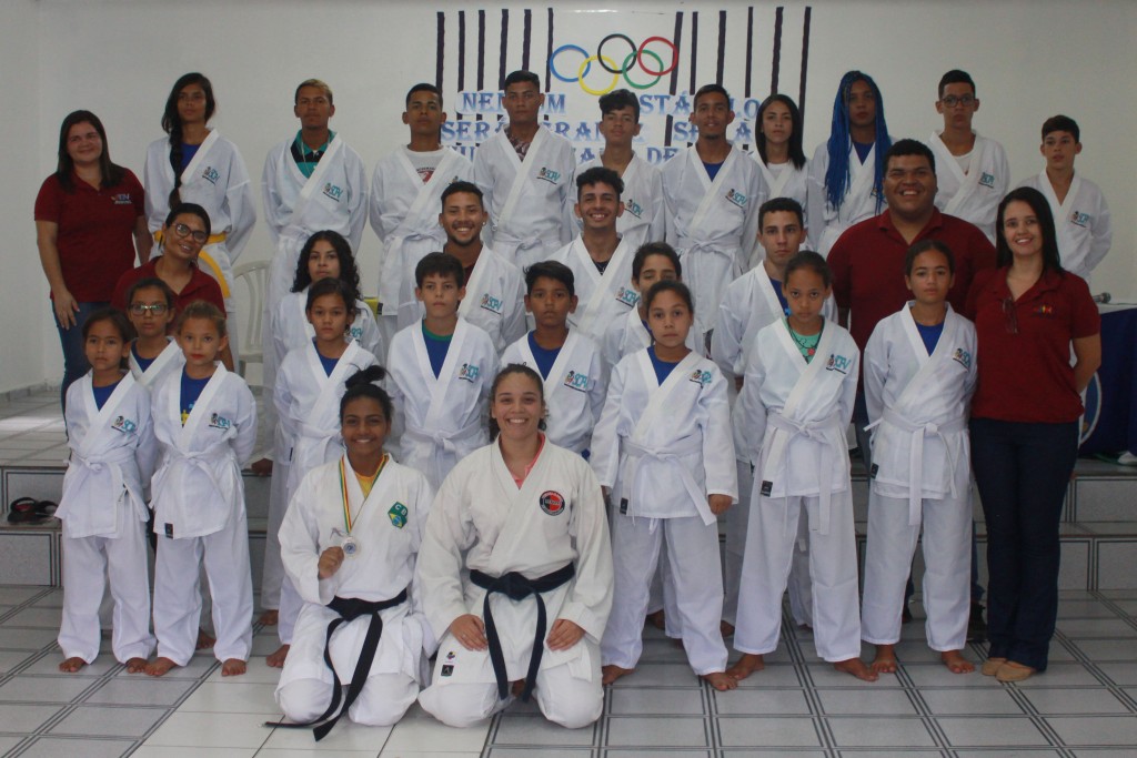 Prefeitura entrega kimonos para alunos de karatê do Serviço de Convivência e Fortalecimento de Vínculos