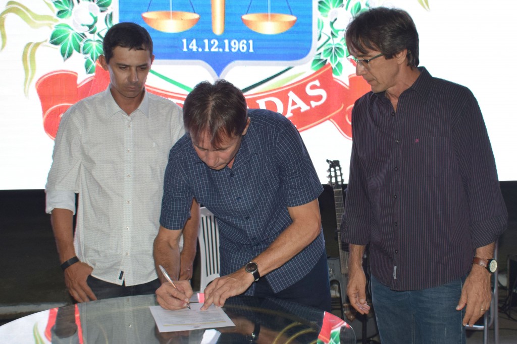 Prefeito assina ordem de serviço para construção do Mercado Central Público de Queimadas