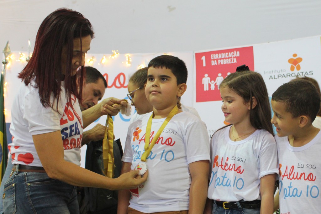 340 alunos da rede municipal de ensino de Queimadas recebem prêmio Aluno Nota 10