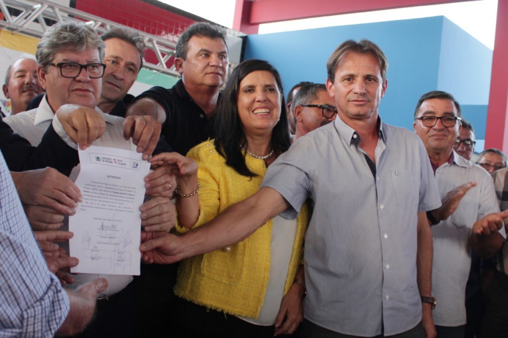 Governador assina ordem de licitação para asfaltamento da estrada que liga Queimadas a Fagundes (PB-100)