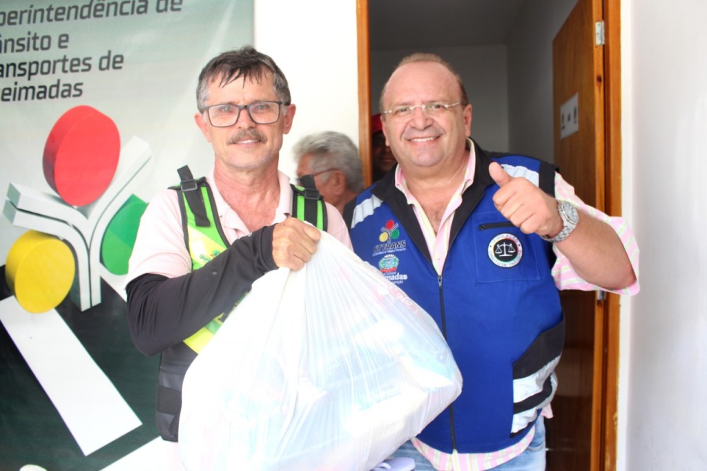 Prefeitura entrega cestas básicas para taxistas e mototaxistas cadastrados na STTRANS