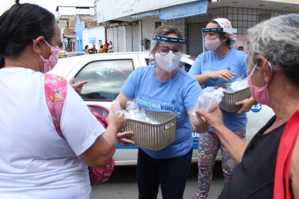Prefeitura promove campanha de distribuição de kits com máscaras e álcool 70%