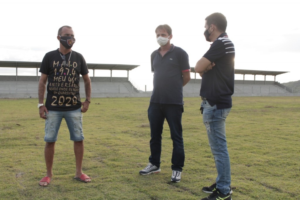 Prefeito realiza visita para avaliar as obras de finalização do Estádio Municipal