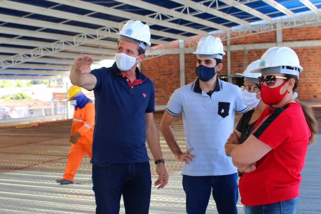 Em visita ao Mercado Público, prefeito destaca a importância da obra para o desenvolvimento queimadense