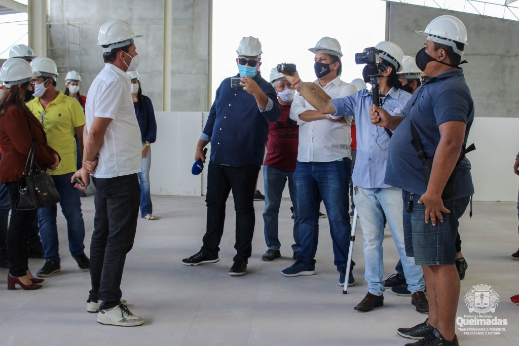 Prefeito Carlinhos de Tião apresenta o Centro Comercial para a imprensa