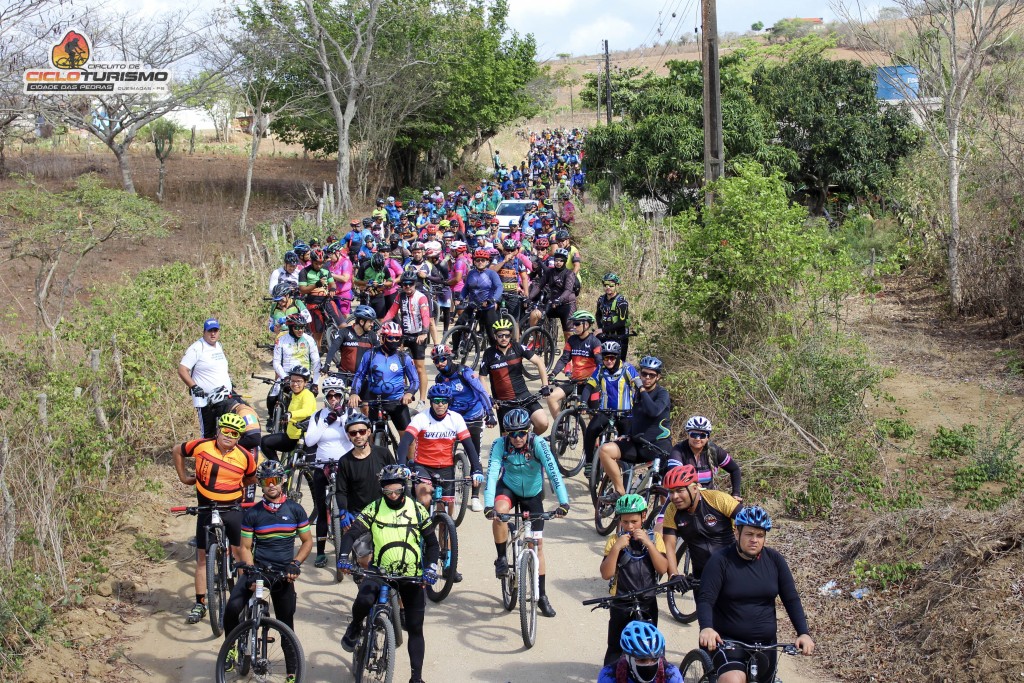 Cerca de 400 ciclistas participam da inauguração do Circuito de Cicloturismo Cidade das Pedras