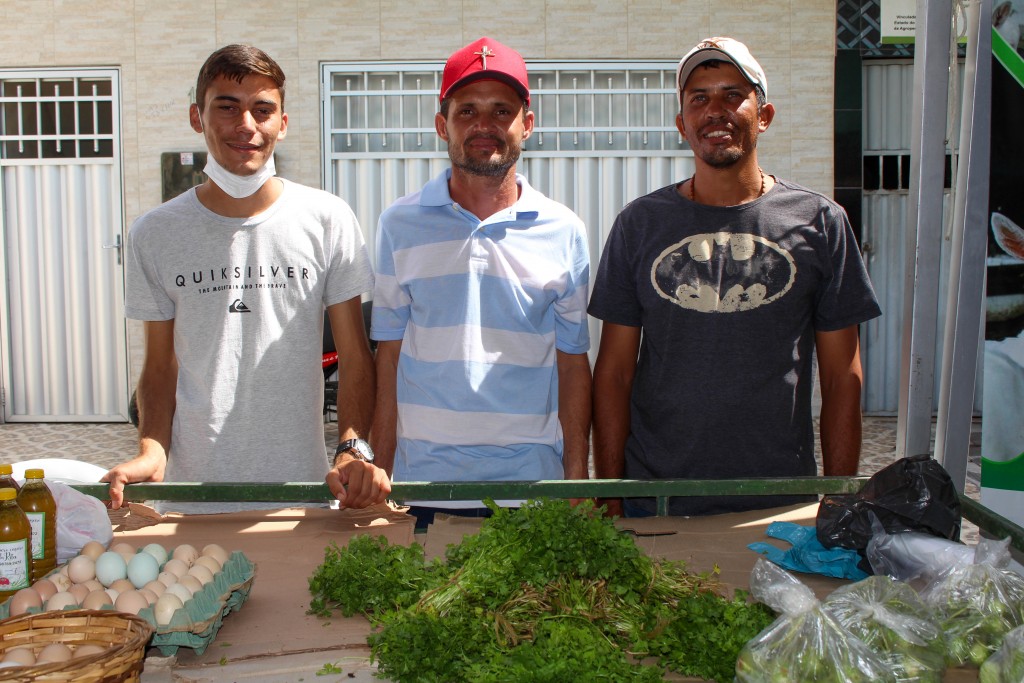 Agricultures e artesãos queimadenses comercializaram seus produtos na Feira Solidária do Dia das Mães